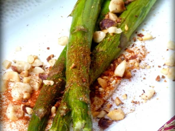 Asperges grillées, crème de sésame citronnée, dukkah aux noisettes, piment fumé comme chez Ottolenghi