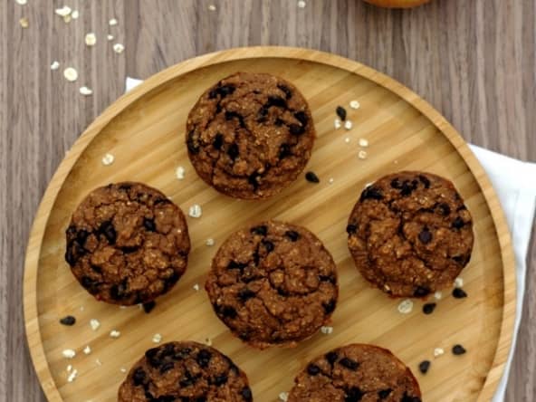 Muffins vegan sans gluten et sans sucre aux flocons d'avoine et chocolat
