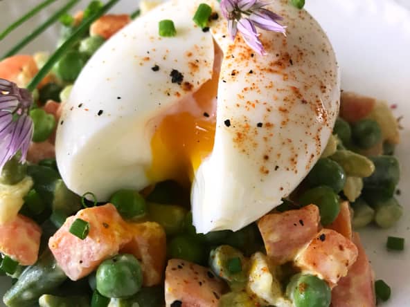 Macédoine de légumes, sauce au yaourt et son oeuf mollet