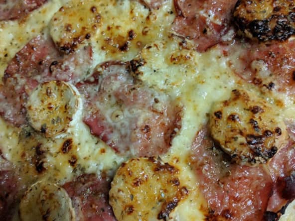 Pizza crème-bacon-chèvre-miel