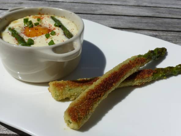 Oeuf cocotte aux asperges et ses mouillettes d'asperges panées