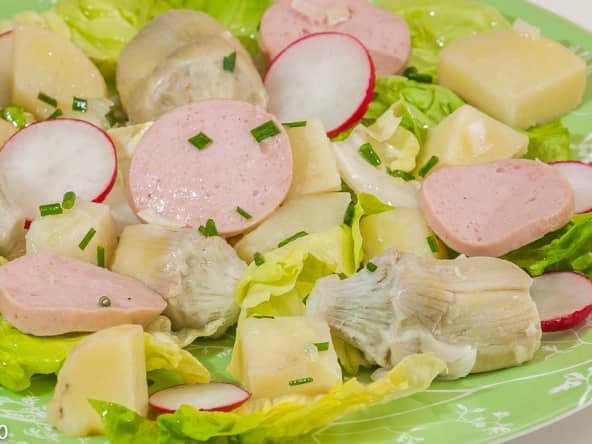 Salade de pommes de terre au cervelas et artichauts
