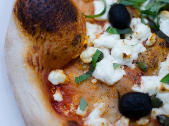 Pizza à la feta, au basilic et aux graines de courge