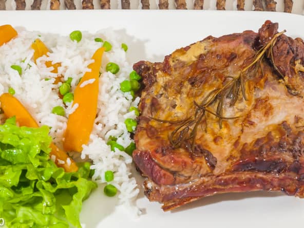 Travers de porc à la moutarde, au riz et légumes de printemps