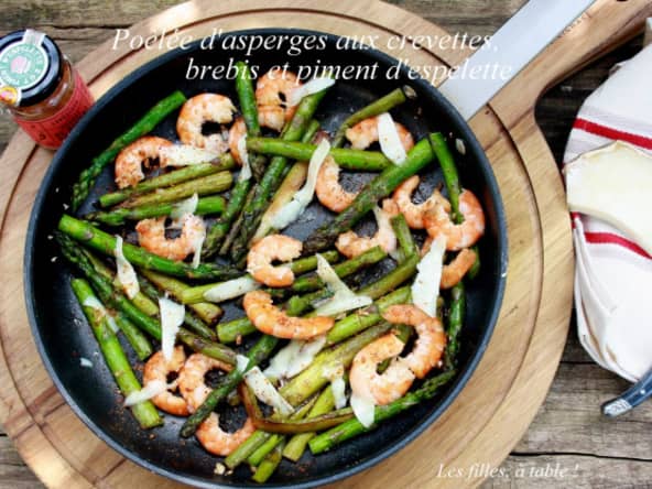 Poêlée d’asperges vertes aux crevettes, brebis et piment d’espelette