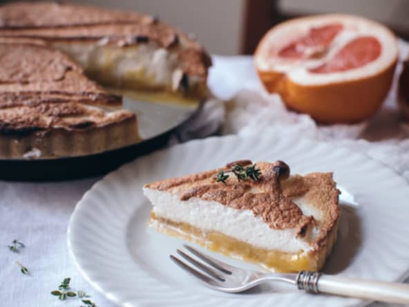 Tarte meringuée au curd de pamplemousse et au thym