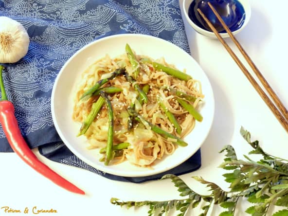 Nouilles de riz sautées aux asperges vertes et miso blanc