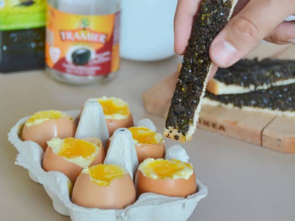 Oeuf à la coque en trompe l'oeil pour le 1er avril : meringue à l'huile d'olive, mouillettes de tapenade
