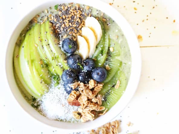Green smoothie bowl banane, épinard et ananas, et touche de spiruline