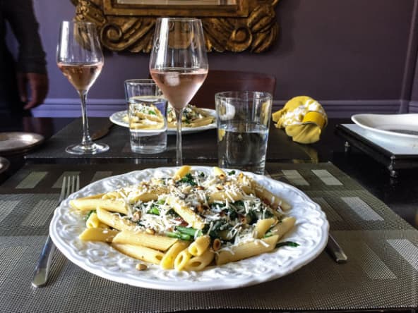 Penne con fagioli e « spinaci  (ou des fanes de navet)