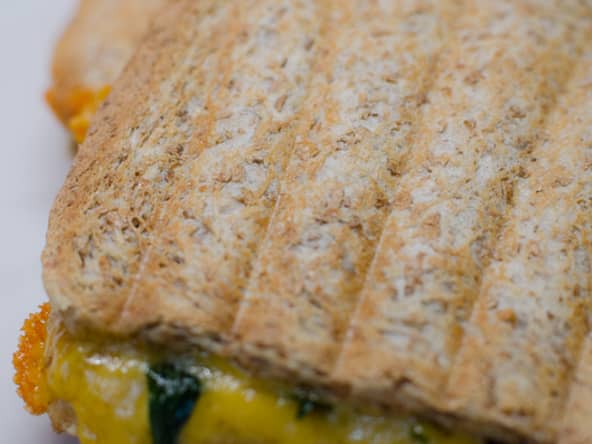 Sandwich grillé à l'ail des ours, à l'avocat et au cheddar