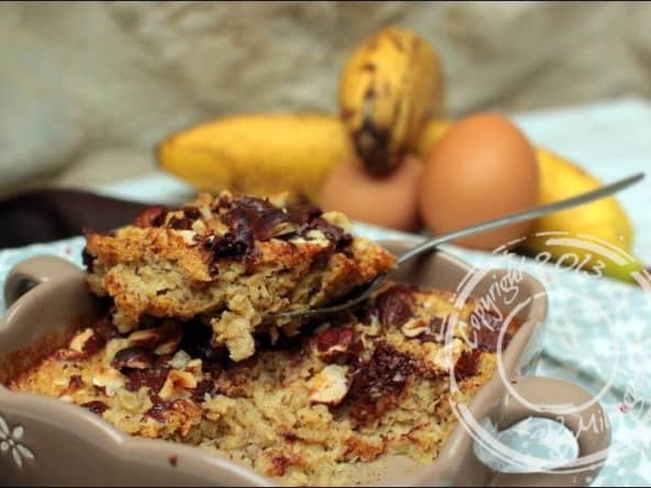 Baked oatmeal à la banane, au chocolat et aux noisettes