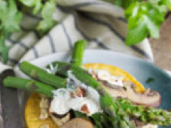 Galettes de pois chiches, asperges vertes et champignons