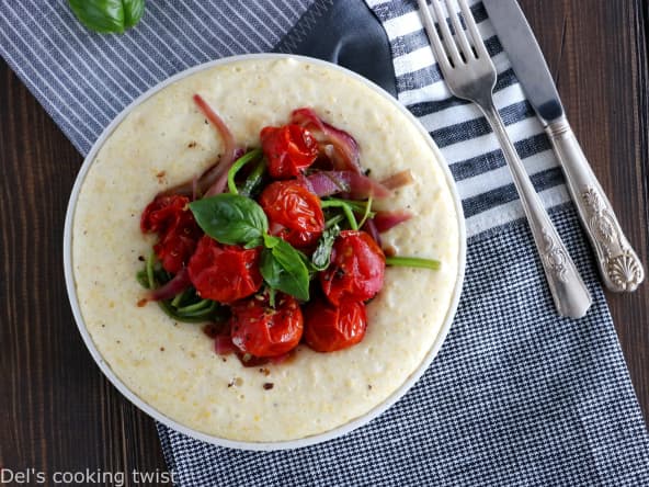 Polenta au chèvre, tomates cerises rôties et épinards : une recette veggie et sans gluten