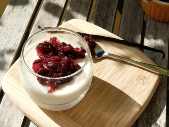 Panna cotta au lait de chèvre et sa confiture de cerises noires 