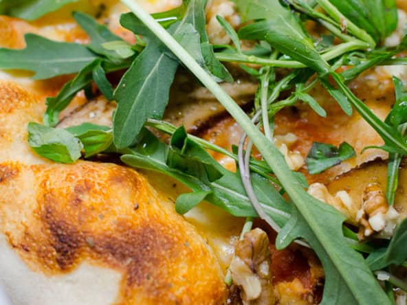 Pizza au tofu, à la roquette et aux noix