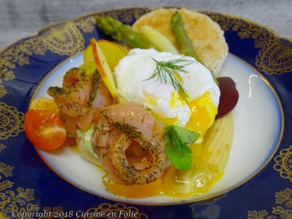 Muffin crème d'avocat à l'aneth et à la coriandre, oeuf poché, saumon à l'aneth et asperges pour un brunch new-yorkais