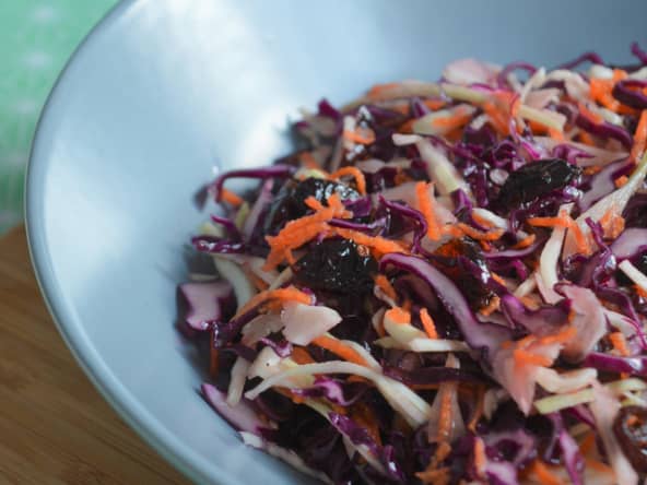 Coleslaw aux cranberries et au sirop d'érable pour accompagner un barbecue
