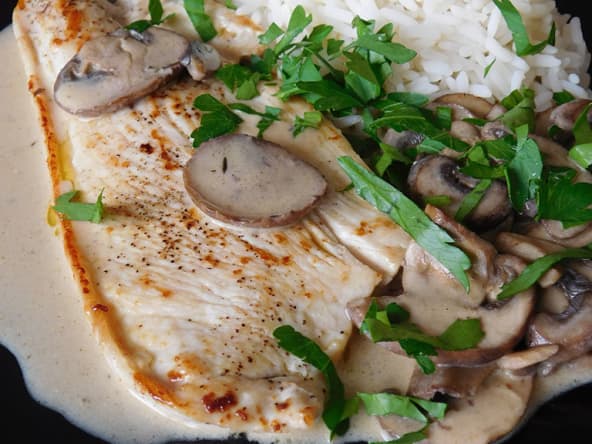 Escalopes de veau normande, à la crème et aux champignons de Paris
