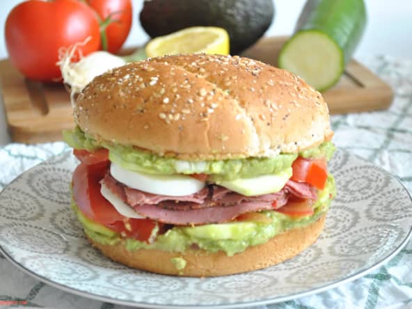 Sandwich guacamole, oeuf, légumes et pastrami