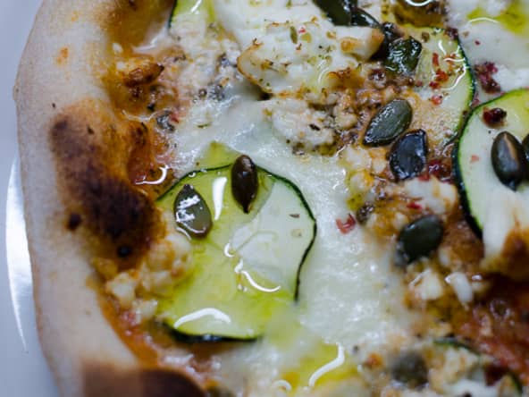 Pizza à la courgette, à la feta et aux graines de courge