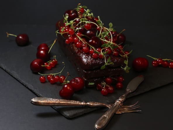 Cake au chocolat à la compotée de cerises et groseilles au thym citron