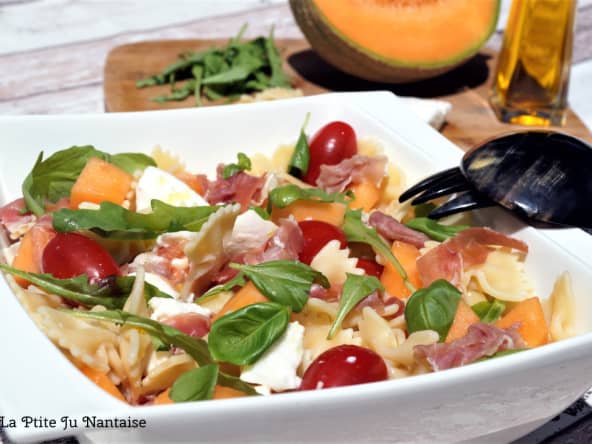 Salade farfalle, melon, mozzarella, jambon de parme