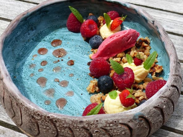 Tarte déstructurée aux fruits rouges, crémeux citron vert, crumble à la poêle 