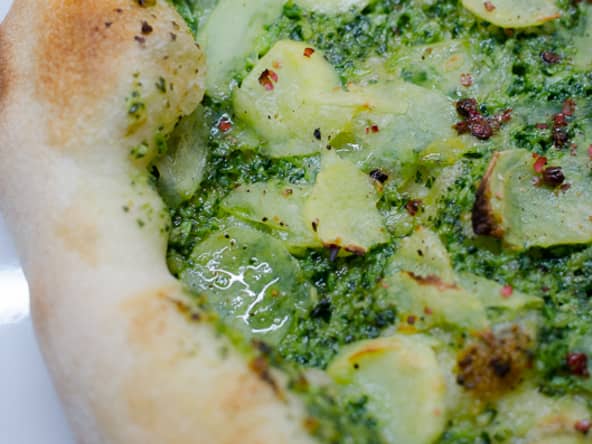 Pizza aux pommes de terre et au pesto de roquette