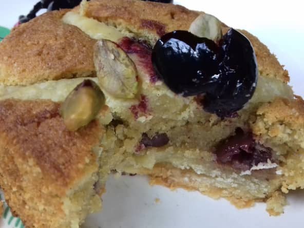 Entremets frangipane pistache et cerises Amarena