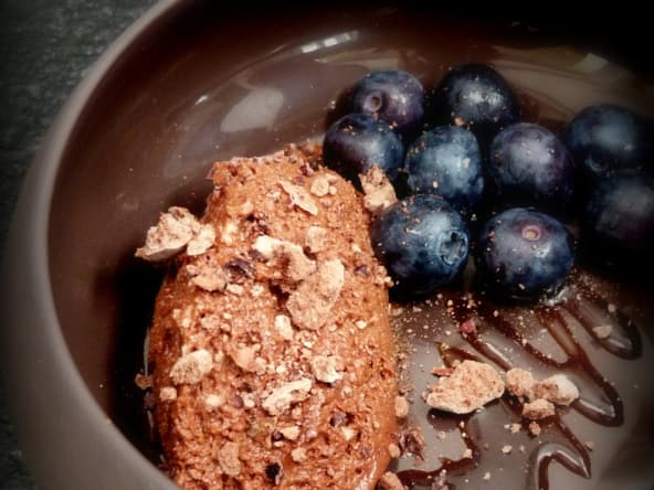 Mousse au chocolat noir et myrtilles: un dessert à l'assiette