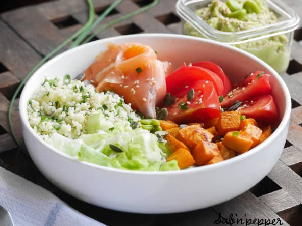 Poke bowl au saumon fumé et semoule d'herbes fraîches