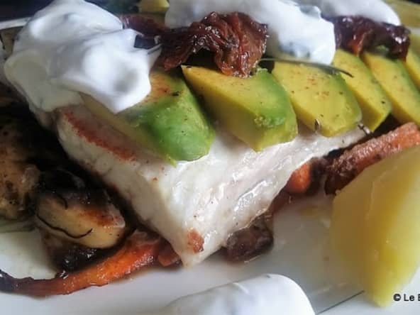 Papillote de poisson maigre Corvina Rex à l'avocat et aux tomates confites