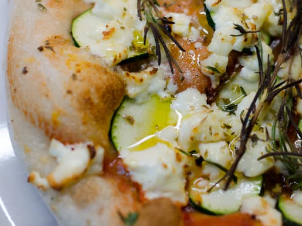 Pizza à la feta, aux courgettes, au miel et aux herbes
