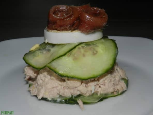 Hamburger de concombre fourré au thon