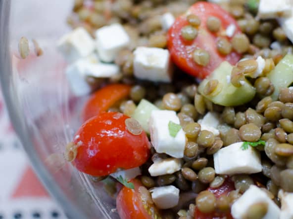 Salade de lentilles aux câpres, aux tomates cerises et à la feta