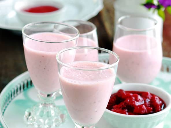 Panna cotta au coulis de fraises (crème mélangée avec du coulis de fraises)