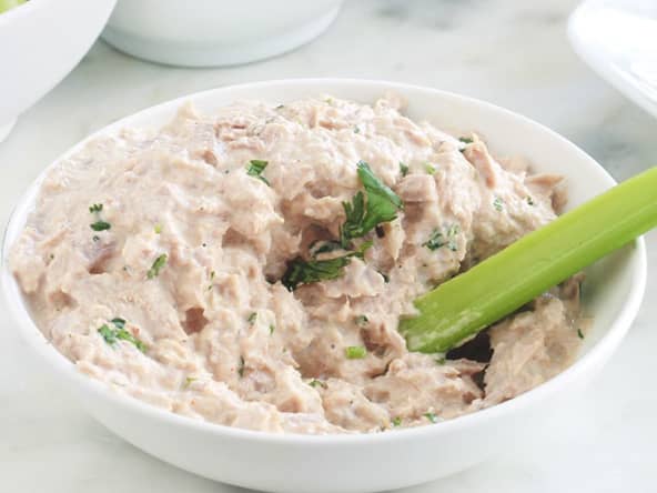 Rillettes de thon express avec du thon en boîte, de la mayonnaise, du ketchup...