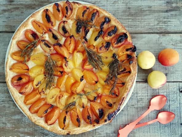 Tarte aux deux abricots, miel et romarin