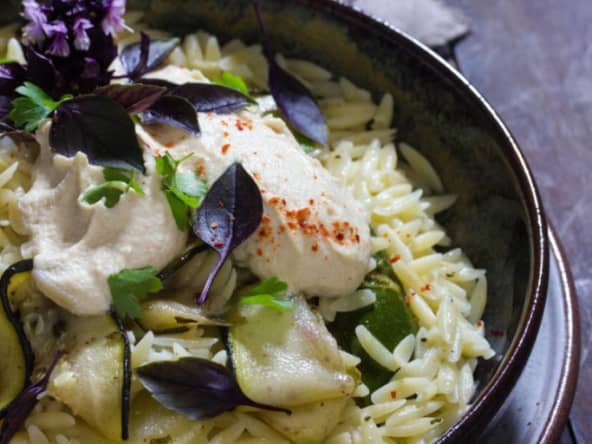 Salade de pâtes aux courgettes rôties et au fromage de cajou