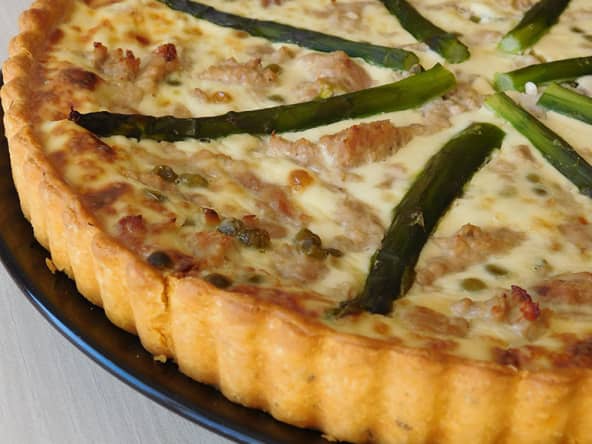 Tarte printanière au thon, petits pois et asperges vertes 