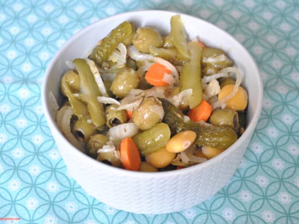 Olives, lupins, cornichons, carottes marinées au cumin