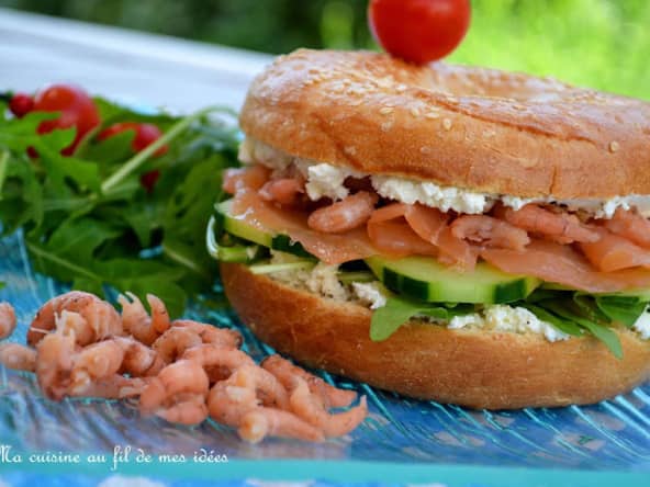 Bagels faciles et rapides au saumon fumé, crevettes grises, fromage frais et concombre