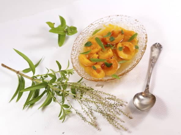 Abricots pochés menthe et verveine citron