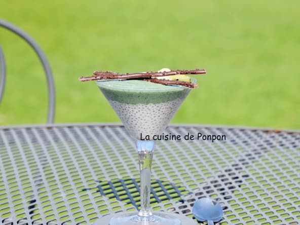 Smoothie kiwi coco et spiruline sur une crème de graines de chia au lait de coco