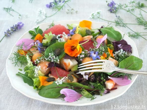 Salade de fleurs et herbes aux gambas selon Régis Marcon