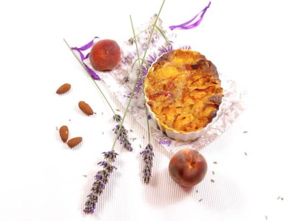 Tian de pêches à la crème d'amandes à la lavande