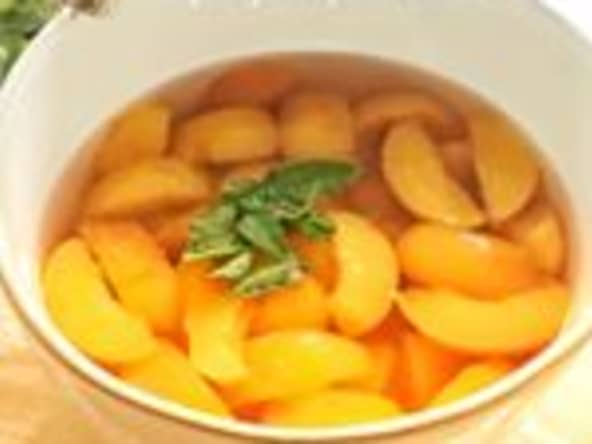 Soupe aux pêches parfumée à la mélisse