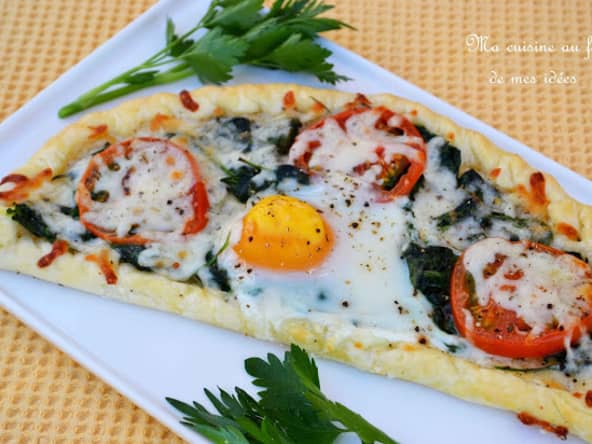 Feuilletés aux épinards, tomates, mozzarella et oeuf sur le plat