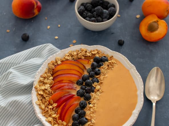 Smoothie bowl pêche, abricot, flocons d'avoine grillés